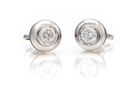 Coppia di orecchini a punto luce in oro e brillante Oro bianco 750/000. Due...