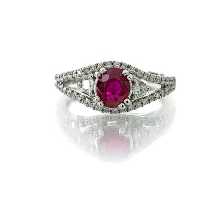 Anello in oro, rubino e brillanti Oro bianco 750/000. Rubino in taglio ovale...