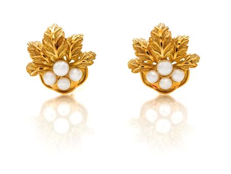 Coppia di orecchini in oro e perle Oro giallo 750/000. Peso complessivo gr....