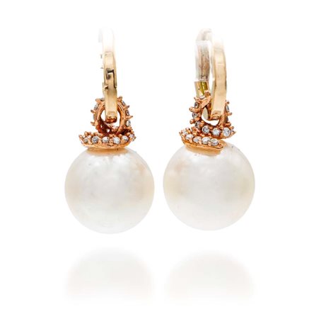 Orecchini pendenti in oro, brillanti e perle Oro rosa 750/000. Perle da...