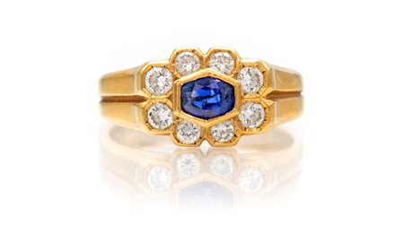 Anello in oro, zaffiro e brillanti Oro giallo 750/000. Zaffiro in taglio...