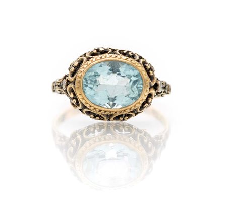 Anello antico in oro, argento e acquamarina Oro giallo 750/000 e argento....