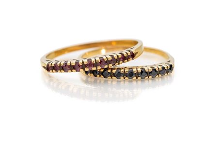 Coppia di fedi in oro, zaffiri e rubini Oro giallo 750/000. Peso complessivo...