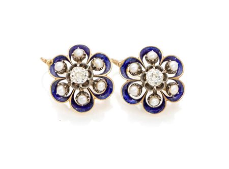 Coppia di orecchini in oro, perle, smalti e diamante Oro giallo 750/000. Peso...