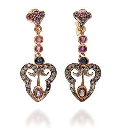 Coppia di orecchini pendenti in argento, diamanti e rubini Oro a basso titolo...