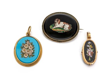 Gruppo di tre micromosaici, metallo ed oro. cm 3, cm 5, cm 3