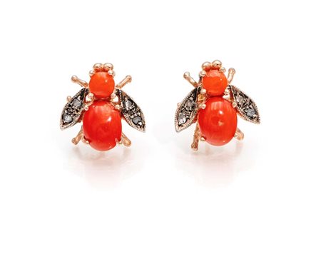 Coppia di orecchini a mosca in oro, argento, coralli e diamanti Oro a basso...