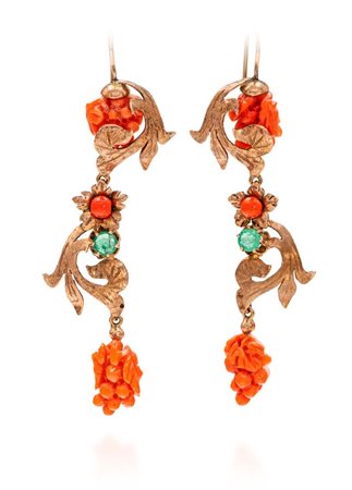 Coppia di orecchini in oro, smeraldo e coralli Oro giallo a basso titolo....