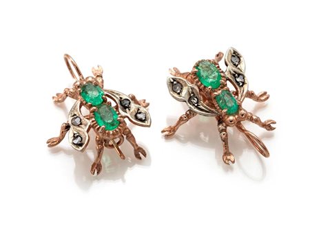 Coppia di orecchini in oro, argento, smeraldi e diamanti Oro a basso titolo,...