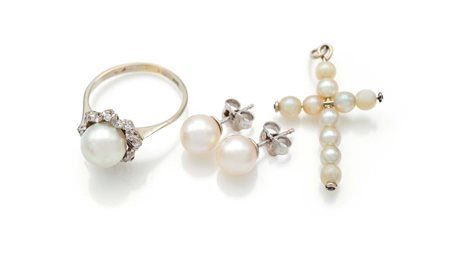 Anello, orecchini e pendente a croce in oro e perle Oro bianco 750/000....