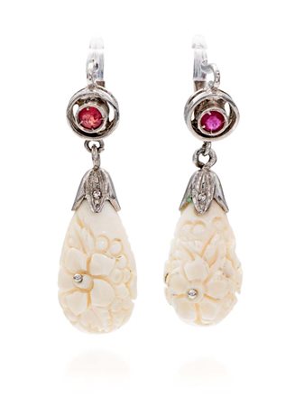 Coppia di orecchini pendenti in oro, rubini, diamanti e sepiolite incise Oro...