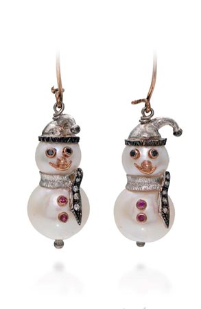 Coppia di orecchini "pupazzo di neve" in oro, perle , rubini e diamanti Oro a...