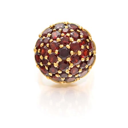 Anello in oro e granati Oro giallo 750/000. Peso complessivo gr. 16,50....