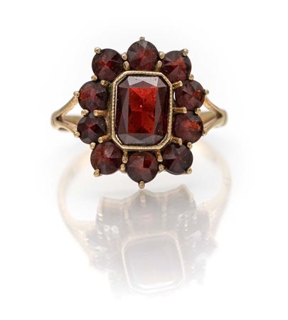 Anello in oro e granati Oro giallo 333/000. Peso complessivo gr. 2,30. Misura 12