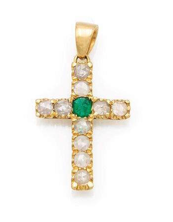 Pendente a croce in oro, diamanti e smeraldo centrale Oro giallo 750/000....