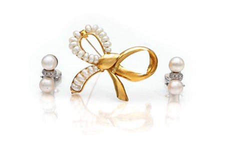 Lotto di spilla e orecchini in oro e perle Oro giallo e bianco 750/000. Peso...