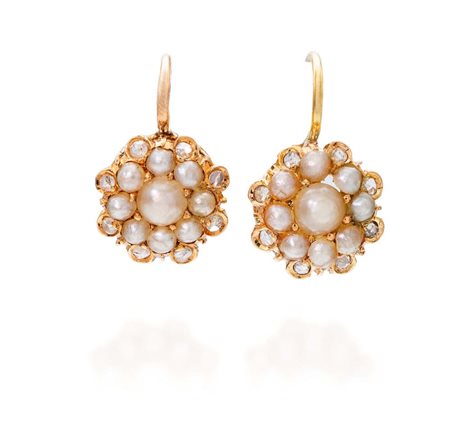 Orecchini in oro e microperle Oro giallo 750/000. Peso complessivo gr. 2,4 cm...