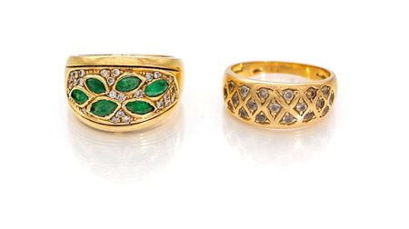 Coppia di anelli in oro, brillanti e smeraldi Oro giallo 750/000. Peso...