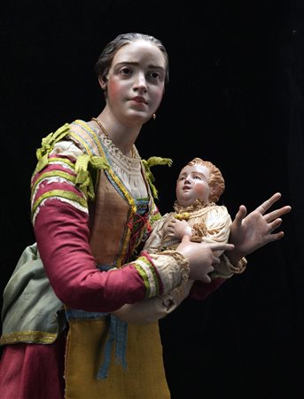 Donna con bambino in fasce