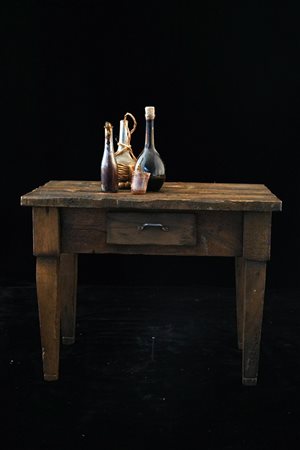 Tavolo con bottiglie e bicchieri