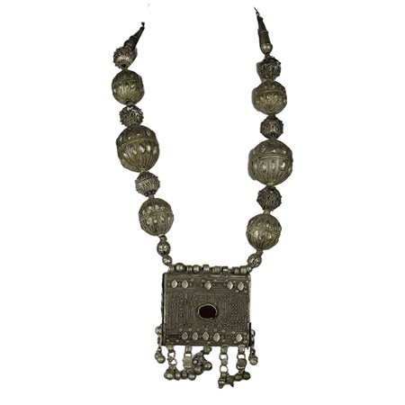 COLLANA CON SCATOLA PORTA VASETTI