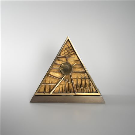 Arnaldo Pomodoro, Triangolo