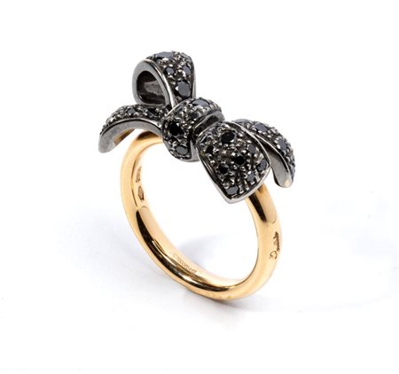 POMELLATO  
Collezione "Forever": anello in oro con diamanti neri 
 