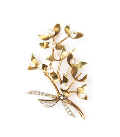 MISSAGLIA  
Spilla con motivo a bouquet in oro con diamanti e perle     
 