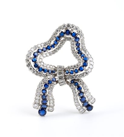  
Spilla a coccarda in platino con zaffiri e diamanti 
 