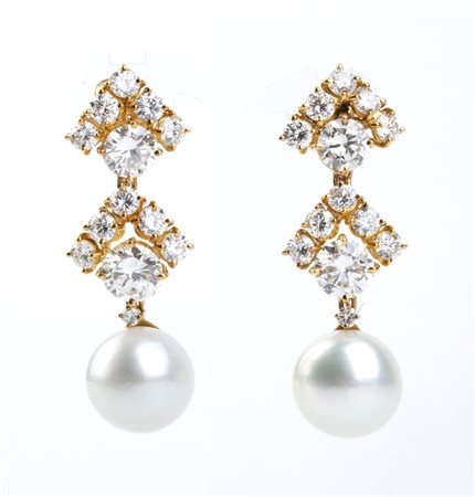  
Paio di orecchini pendenti in oro e diamanti 
 