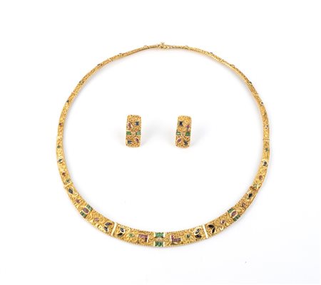  
Demi-parure composta da  un girocollo ed un paio di orecchini in oro con diamanti, zaffiri, rubini e smeraldi  
 
