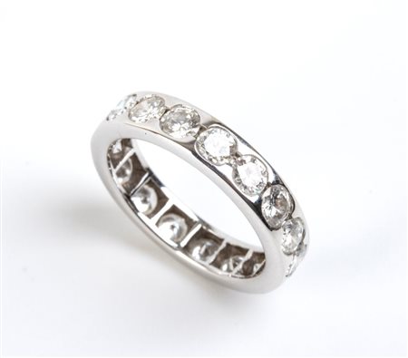  
Anello veretta in oro bianco con diamanti 
 