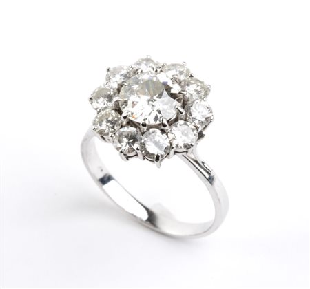  
Anello in oro con motivo a fiore in diamanti 
 