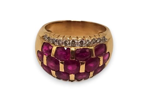  
Anello in oro con rubini e diamanti      
 