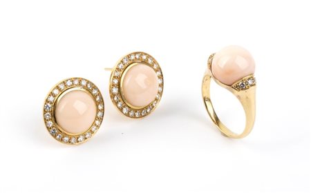  Demi-parure composta da un anelo ed un paio di orecchini in oro, corallo rosa e diamanti   