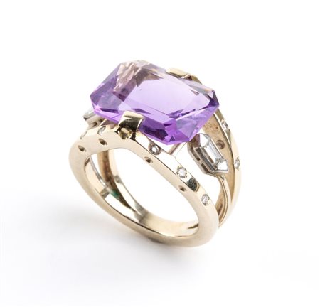  
Anello in oro con ametista e diamanti    
 