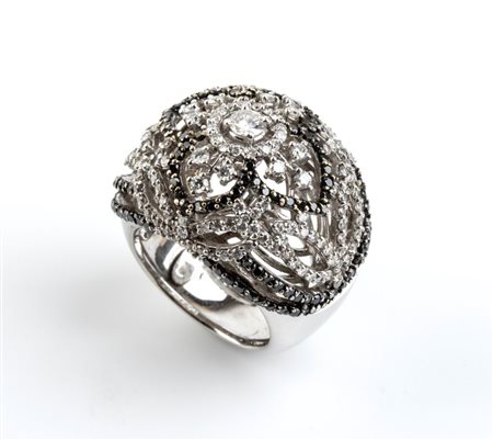  
Anello a fascia in oro con diamanti neri ed incolori    
 