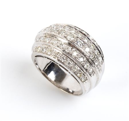  
Anello a fascia in oro con diamanti    
 