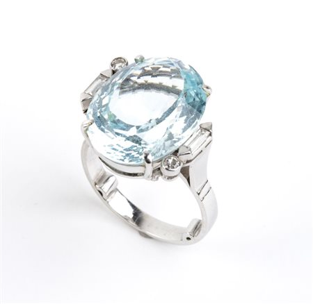  
Anello in oro con acquamarina e diamanti     
 