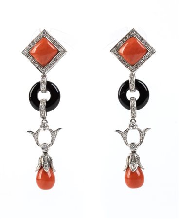  
Orecchini pendenti in oro con corallo cerasuolo, onice e diamanti            
 