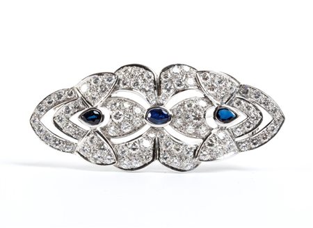  
Spilla in oro bianco con diamanti e zaffiri 
 