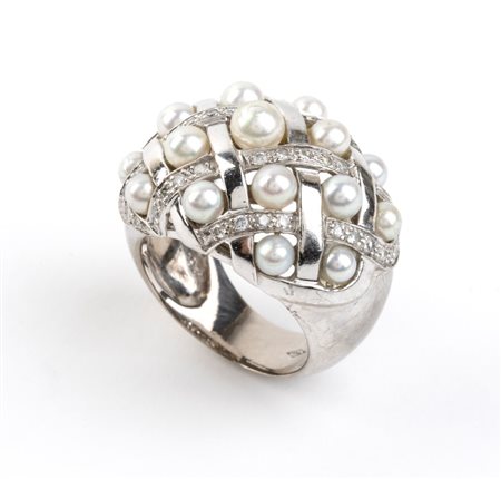  
Anello a fascia in oro bianco con perle e diamanti      
 