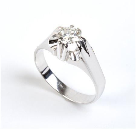  
Anello in oro con diamante            
 