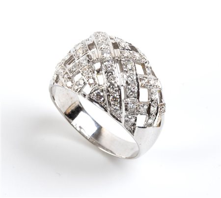  
Anello in oro bianco con diamanti 
 