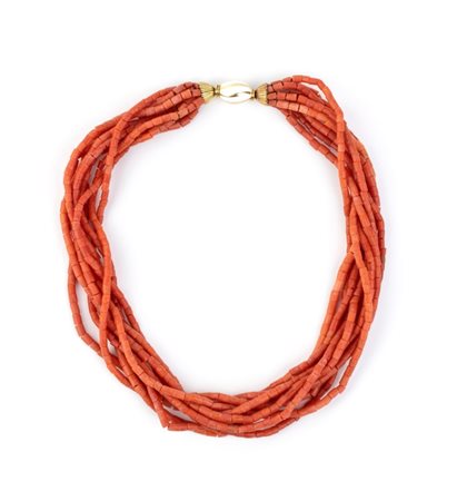  
Girocollo a torsade in corallo con fermezza in oro e smalto 
 