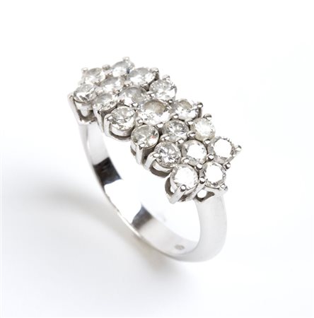  
Anello in oro con diamanti 
 