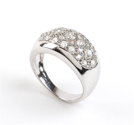  
Anello in oro con pavé di diamanti            
 