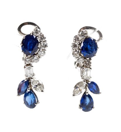  
Paio di orecchini pendenti in oro, zaffiri e diamanti 
 