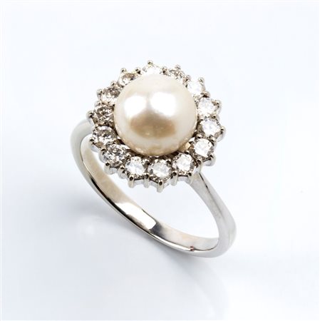  
Anello in oro bianco con perla e diamanti     
 
