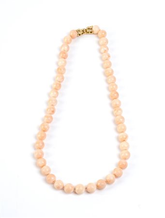  
Collana di corallo con chiusura in oro e diamanti 
 